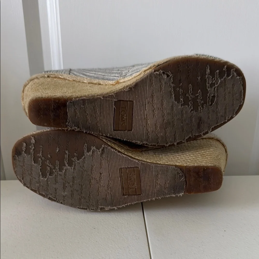 *TOMS 3” WEDGE HEEL OPEN TOE SLIP ON SHOES (sz 5.5)